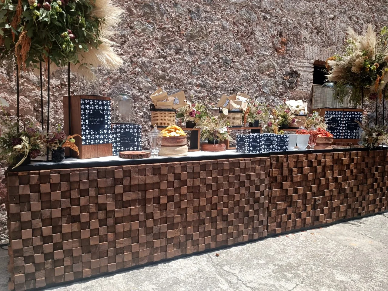 Contrabarra de madera con relieve geométrico y decoración floral